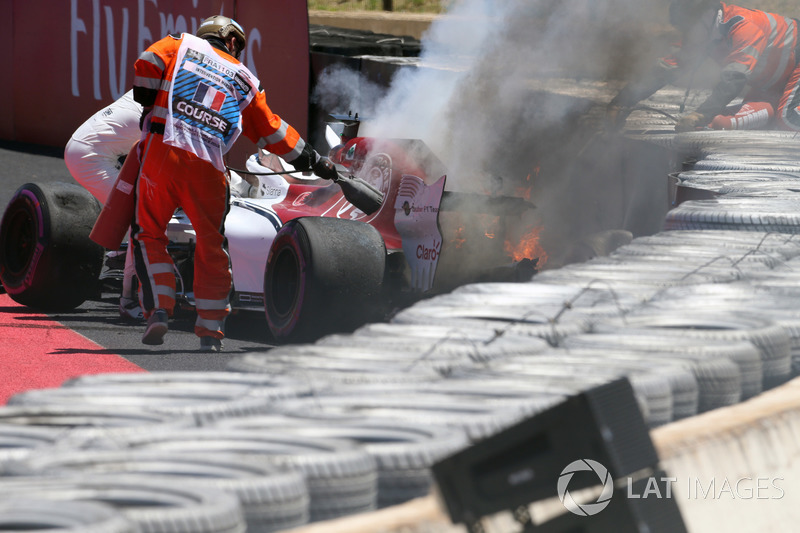 Авария и пожар: Маркус Эрикссон, Alfa Romeo Sauber C37