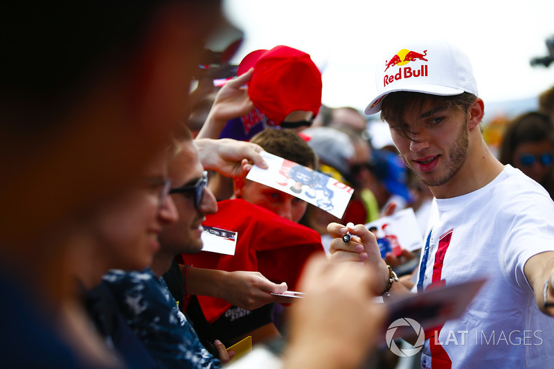 Pierre Gasly, Toro Rosso, signs autographs for fans