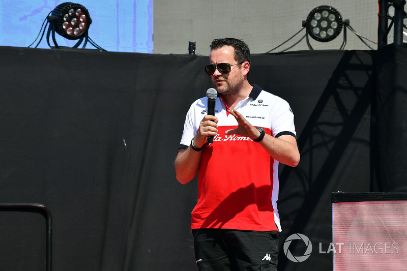 Julien Simon-Chautemps, ingegnere di pista Sauber, sul palco nella Fanzone
