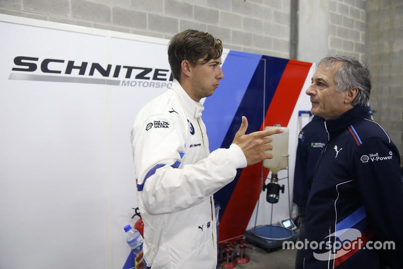 Гонщик BMW Team Schnitzer Час Мостер и руководитель команды Чарли Ламм