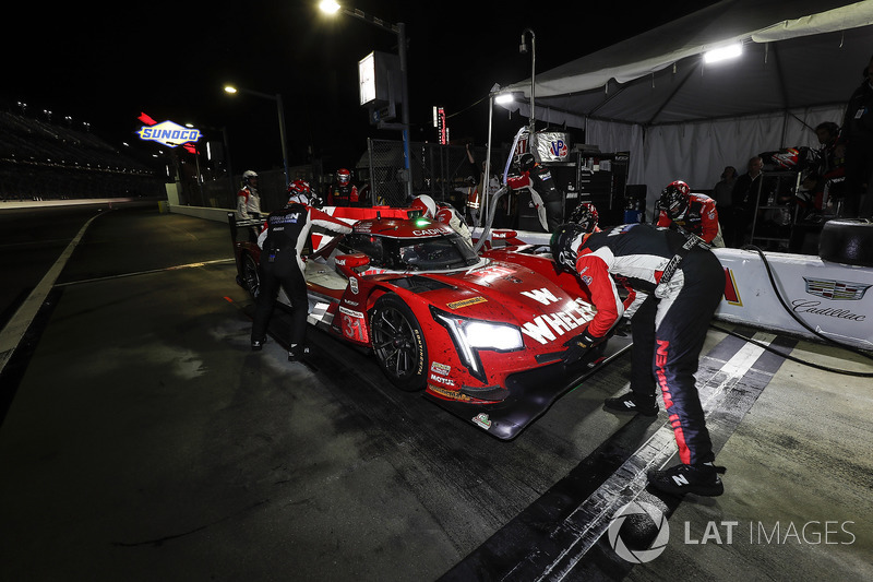 #31 Action Express Racing Cadillac DPi, P: Eric Curran, Mike Conway, Stuart Middleton, Felipe Nasr, pit stop