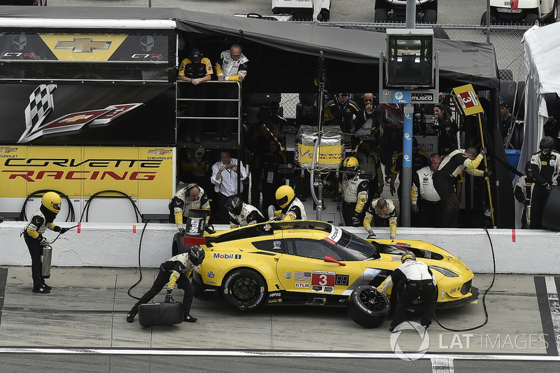 #3 Corvette Racing Chevrolet Corvette C7.R, GTLM: Antonio Garcia, Jan Magnussen, Mike Rockenfeller pit stop