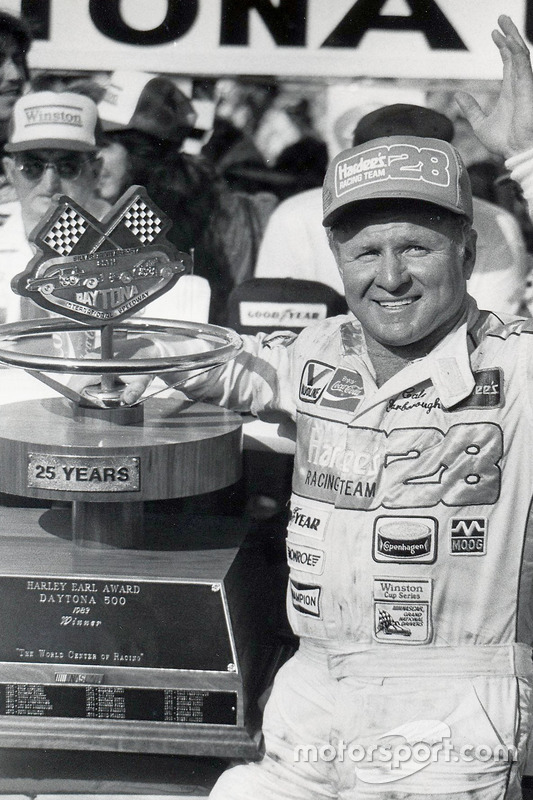 Ganador de la carrera Cale Yarborough