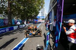 Le vainqueur Jean-Eric Vergne, Techeetah arrive dans le Parc Fermé