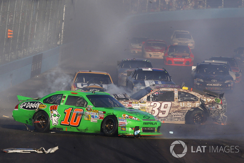 4. Chaos as the field runs through oil at the finish