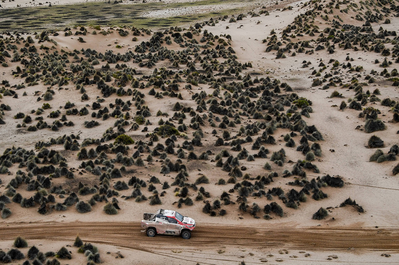 #304 Toyota Gazoo Racing Toyota: Giniel de Villiers, Dirk von Zitzewitz