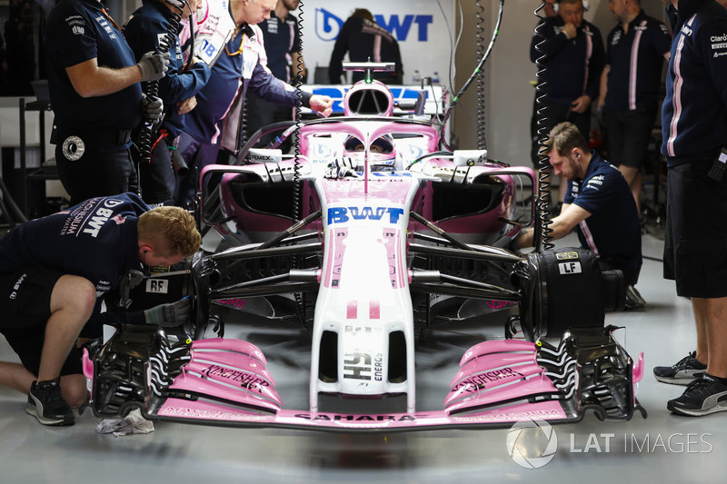 Engineers work on the car of Sergio Perez, Force India VJM11, en el garaje mientras él se sienta en la cabina