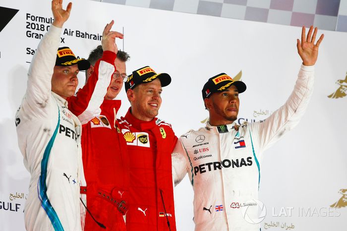 Valtteri Bottas, Mercedes AMG F1, Sebastian Vettel, Ferrari y Lewis Hamilton, Mercedes AMG F1