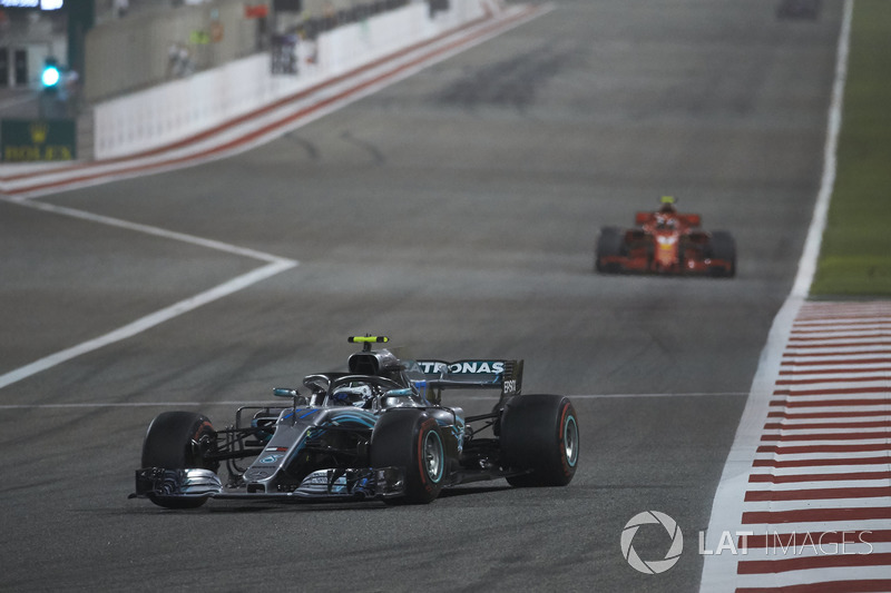 Valtteri Bottas, Mercedes AMG F1 W09, Kimi Raikkonen, Ferrari SF71H