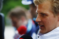 Marcus Ericsson, Sauber, speaks to the media