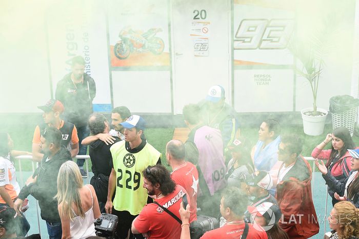 Fans de Valentino Rossi, Yamaha Factory Racing afuera del vestidor de Marc Márquez, Repsol Honda Team