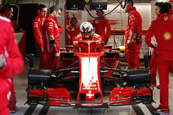 Kimi Raikkonen, Ferrari, s'installe dans son cockpit