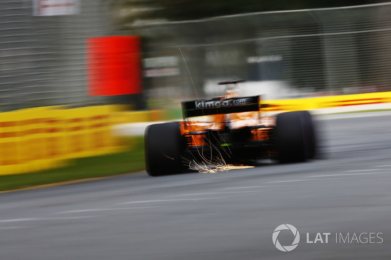 Fernando Alonso, McLaren MCL33 Renault, sacando chispas