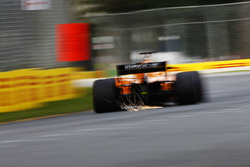 Fernando Alonso, McLaren MCL33 Renault, sacando chispas