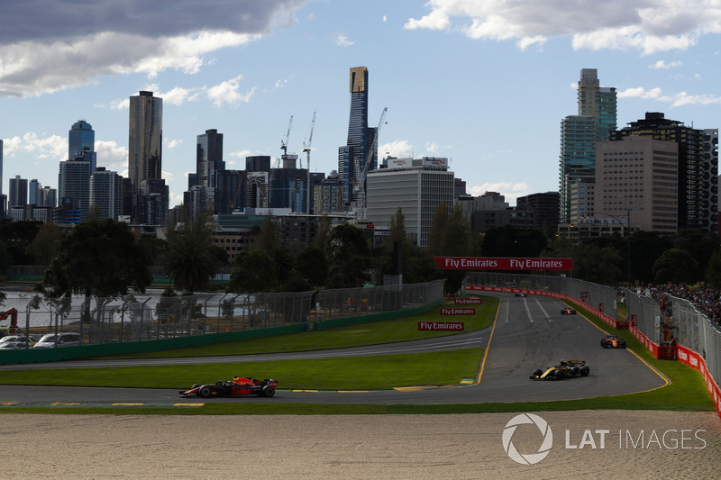Daniel Ricciardo, Red Bull Racing RB14 Tag Heuer, Carlos Sainz Jr., Renault Sport F1 Team R.S. 18, Fernando Alonso, McLaren MCL33 Renault, ve Stoffel Vandoorne, McLaren MCL33 Renault