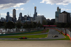 Daniel Ricciardo, Red Bull Racing RB14 Tag Heuer, Carlos Sainz Jr., Renault Sport F1 Team R.S. 18, F