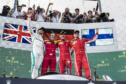 Podio: segundo lugar Lewis Hamilton, Mercedes-AMG F1, ganador de la carrera Sebastian Vettel, Ferrar