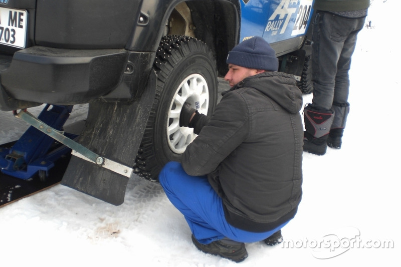 Механік АТ Ралі тім перевзуває Toyota Леоніда Полійчук та Андрія Солопова