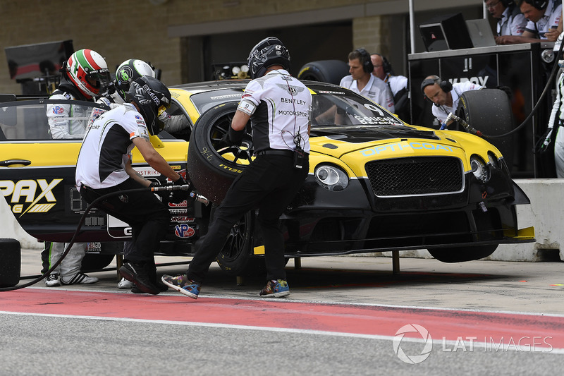 K-PAX Racing Bentley Continental GT3: Alvaro Parente, Andy Soucek pit stop