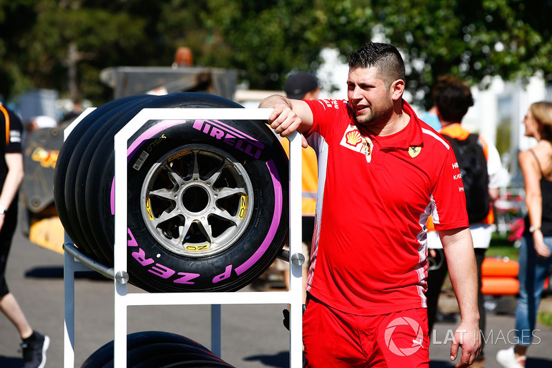 Механик Ferrari с шинами Ultrasoft