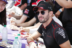 Jose Maria Lopez, Dragon Racing, Fans en la sesión de autógrafos