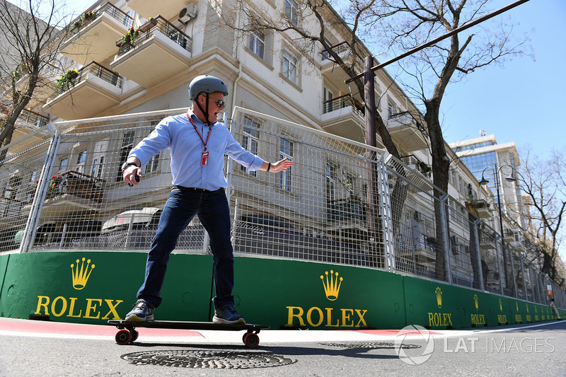 Johnny Herbert, Sky TV en un skateboard