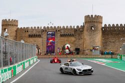 La voiture de sécurité devant Sebastian Vettel, Ferrari SF71H