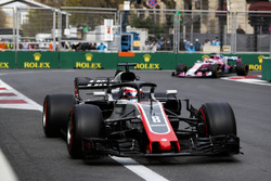 Romain Grosjean, Haas F1 Team VF-18 Ferrari, Sergio Perez, Force India VJM11 Mercedes
