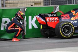 Max Verstappen, Red Bull Racing RB14 crasht