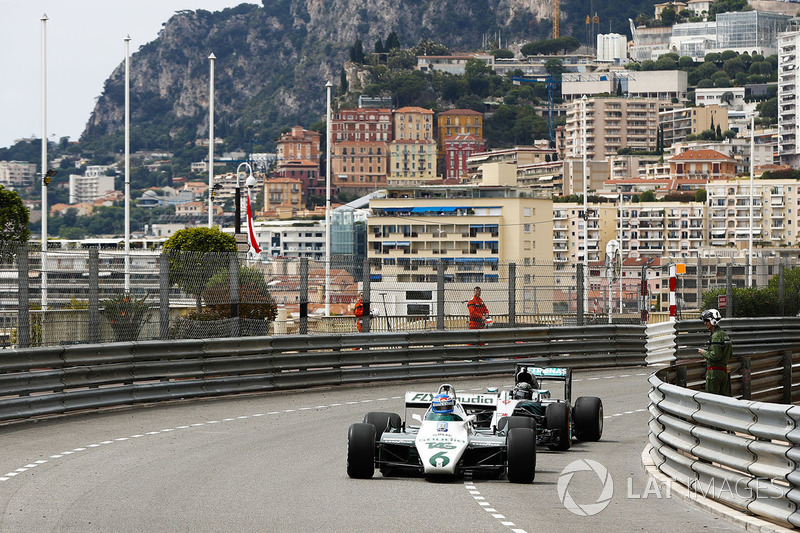 Keke Rosberg lidera a su hijo Nico Rosberg mientras recorren el circuito en sus respectivos autos ganadores del Campeonato
