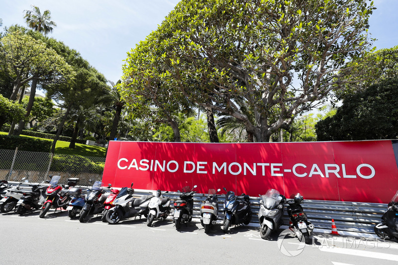 Skuter dan sepeda motor diparkir di sisi sirkuit