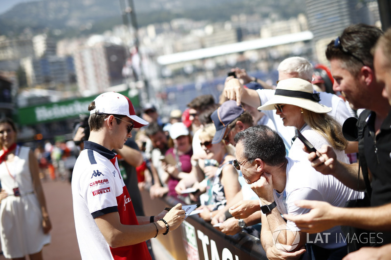Charles Leclerc, Sauber signs autographs for the fans