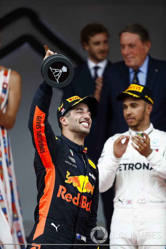 Podio: ganador de la carrera Daniel Ricciardo, Red Bull Racing