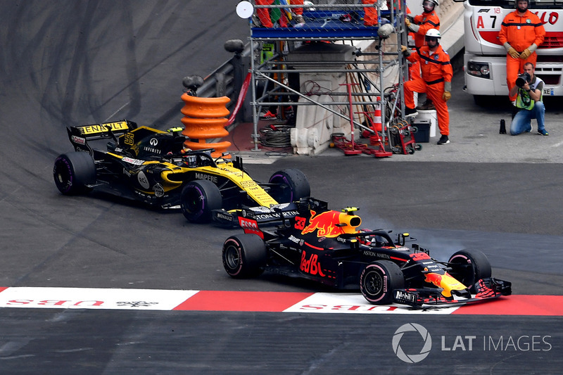 Max Verstappen berhasil melewati Carlos Sainz