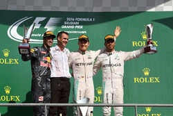 Podium: Racewinnaar Nico Rosberg, Mercedes AMG F1, tweede plaats Daniel Ricciardo, Red Bull Racing, Hywel Thomas, Mercedes AMG F1, derde plaats Lewis Hamilton, Mercedes AMG F1