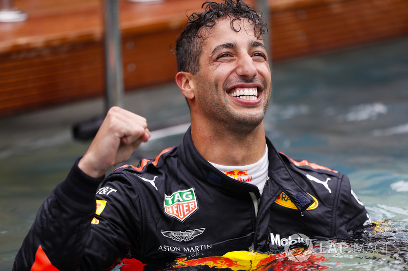 Daniel Ricciardo, Red Bull Racing, celebra la victoria en la piscina de la estación Red Bull Energy