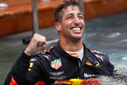 Daniel Ricciardo, Red Bull Racing, festeggia la vittoria nella piscina della Red Bull Energy Station