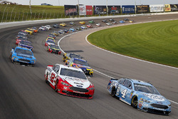 Kevin Harvick, Stewart-Haas Racing, Ford Fusion Busch Light and Ryan Blaney, Team Penske, Ford Fusion REV Group green flag start