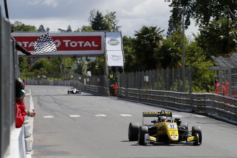 Checkered flag Sacha Fenestraz, Carlin Dallara F317 - Volkswagen