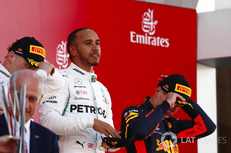 Hamilton tarolt a Mercedesszel Barcelonában - F1 2018