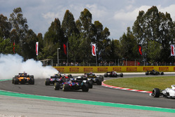 Авария: Ромен Грожан, Haas F1 Team VF-18, Нико Хюлькенберг, Renault Sport F1 Team RS18, и Пьер Гасли, Toro Rosso STR13