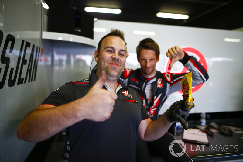 Romain Grosjean, Haas F1 Team, and his engineer express a view on Jelly Babies