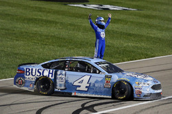 Race winner Kevin Harvick, Stewart-Haas Racing, Ford Fusion Busch Light