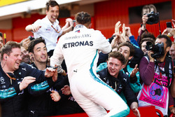 Lewis Hamilton, Mercedes AMG F1, 1° classificato, festeggia con il team nel parco chiuso