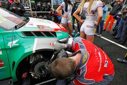 Mécaniciens travaillant sur la voiture de Mehdi Bennani, Sébastien Loeb Racing, Citroën C-Elysée WTCC