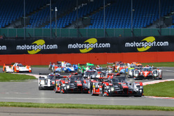 Старт: Марсель Фесслер, Андре Лоттерер и Бенуа Трелюйе, #7 Audi Sport Team Joest Audi R18 лидируют