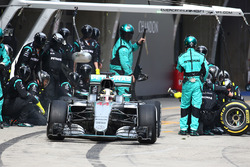 Lewis Hamilton, Mercedes AMG F1 Team W07 pit stop