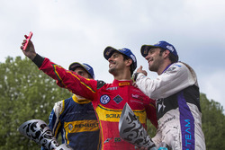 Podio: Lucas di Grassi, ABT Schaeffler Audi Sport, secondo Jean-Eric Vergne, DS Virgin Racing, terzo