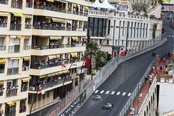 Lewis Hamilton, Mercedes AMG F1 W07 Hybrid passeert ploegmaat Nico Rosberg, Mercedes AMG F1 W07 Hybr