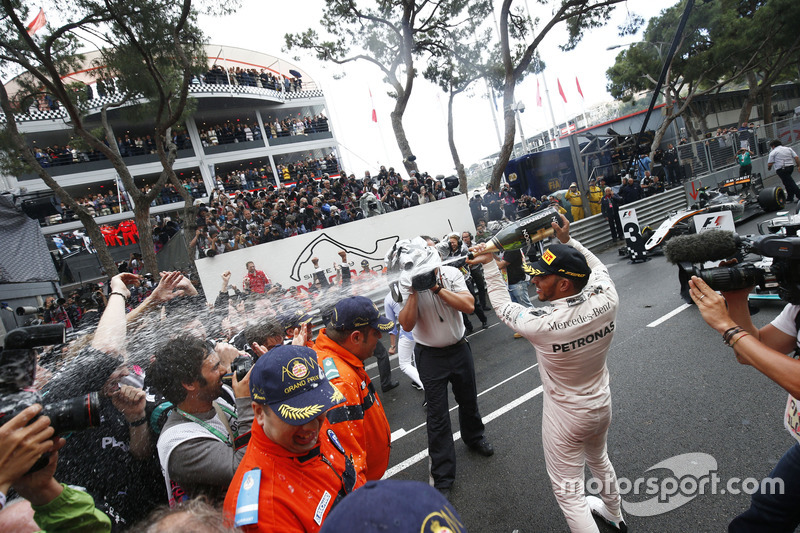 Le vainqueur Lewis Hamilton, Mercedes AMG F1 fête sa victoire sur le podium